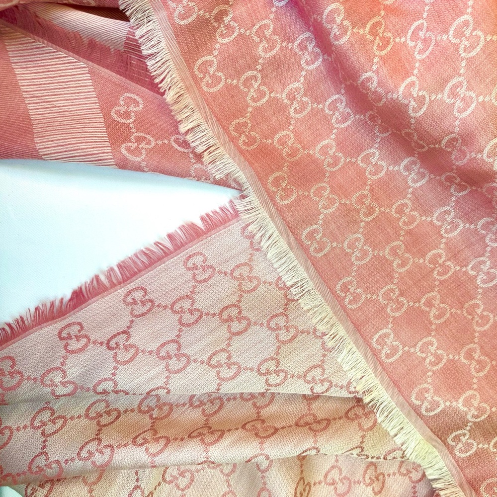 Gucci GG Shawl Pink Cream Reversible 80%wool 20%silk 55” square NWT Box